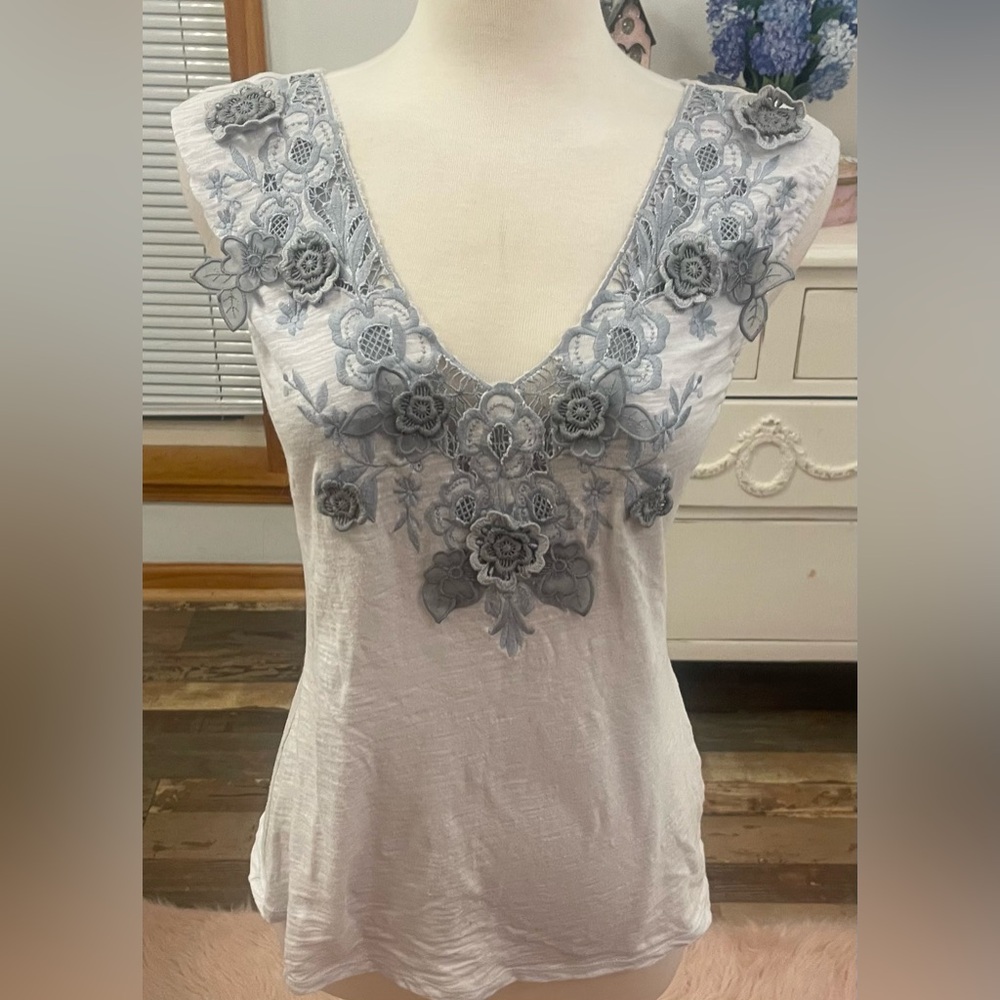 Beautiful gray top w/ floral appliqués!! Soft, comfy…and gorgeous! Size Small